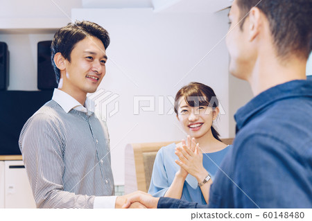 男人握手,女人看著 男人握手,女人看著 60148480
