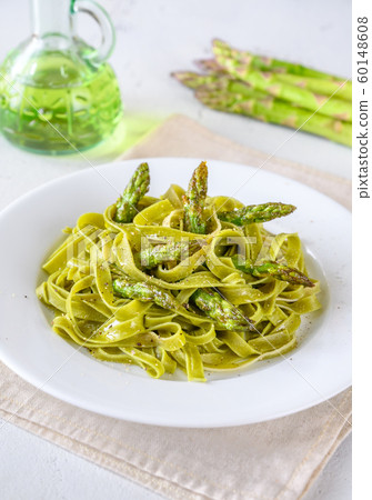 Spinach fettuccine with fried asparagus Spinach fettuccine with fried asparagus 60148608