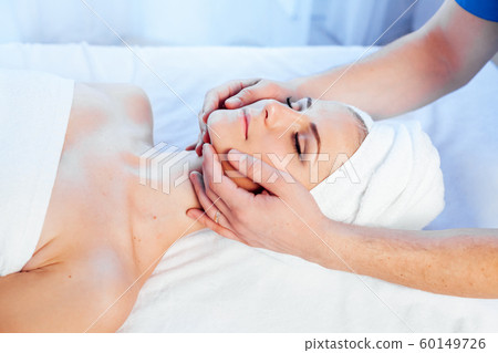 girl masseur doing massage in spa health girl masseur doing massage in spa health 60149726