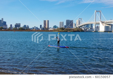 Stand-up paddle surfing and Rainbow Bridge / Odaiba (Minato-ku, Tokyo) 60150057