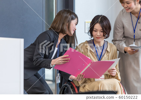 學校參觀輪椅上的婦女攝影合作“近畿大學” 學校參觀輪椅上的婦女攝影合作“近畿大學” 60150222