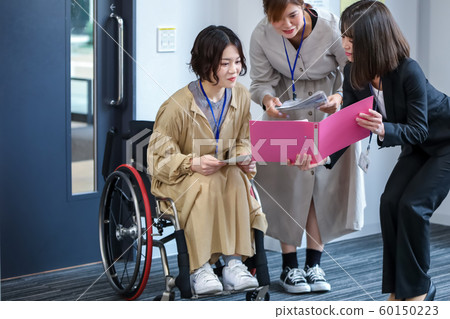 學校參觀輪椅上的婦女攝影合作“近畿大學” 學校參觀輪椅上的婦女攝影合作“近畿大學” 60150223