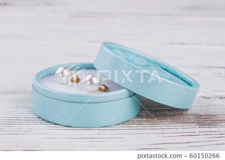 Jewelry box with pearl earrings. 60150266