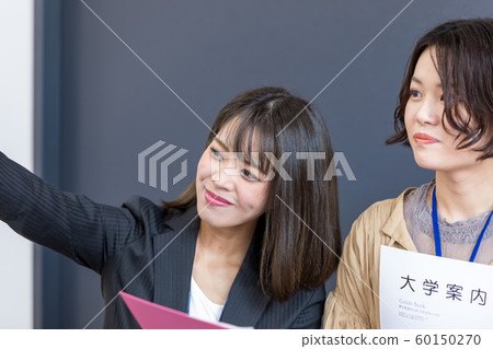 學校參觀輪椅上的婦女攝影合作“近畿大學” 60150270