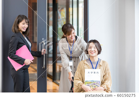 學校參觀輪椅上的婦女攝影合作“近畿大學” 60150275