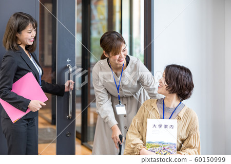 School tour Women in wheelchairs Photography cooperation "Kinki University" 60150999