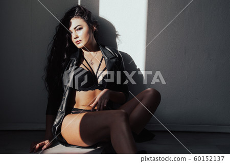 Portrait of a beautiful fashionable woman in black underwear in the bedroom 60152137