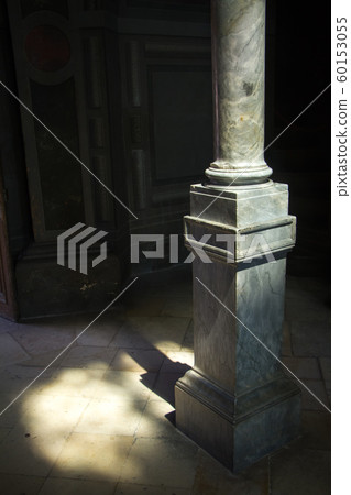 Close-up of a marble square column and a ray of 60153055