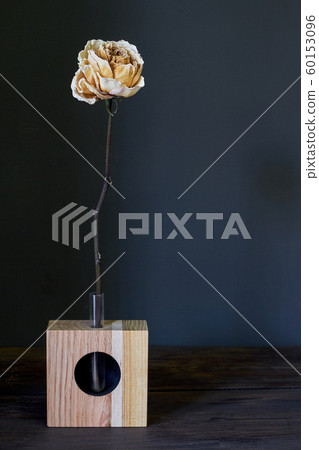 Beautiful beige dry rose in a wooden vase on a Beautiful beige dry rose in a wooden vase on a 60153096