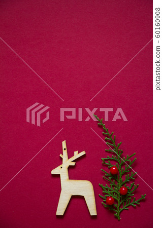 Treeline shape made of thuja branches and wooden figure of deer. Minimal winter creative table flat lay 60160908