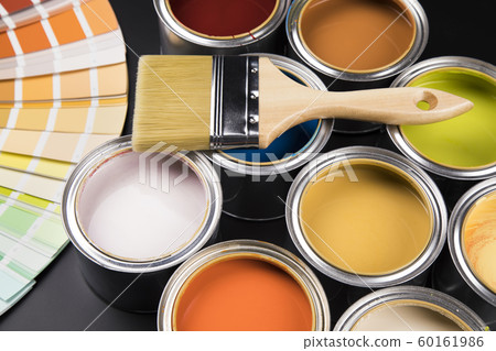 Tin cans with paint and brushes 60161986
