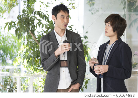 兩個商人休息一下 60164688