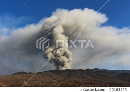 阿蘇山噴發而羽狀飄揚 60165353