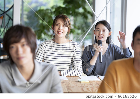 研討會參與者的形象提出問題的婦女 60165520