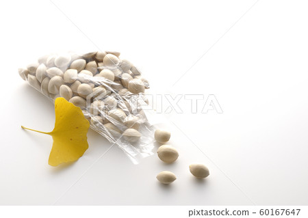 Spilled ginkgo 60167647