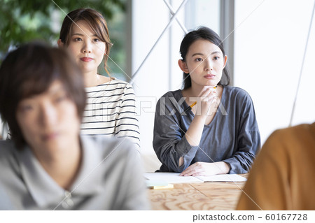 Image of people receiving seminar 60167728