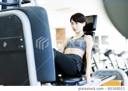 健身運動健身房訓練中期女子運動 60168011