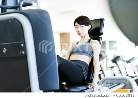 健身運動健身房訓練中期女子運動 60168012