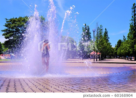 Children playing with Kawasaki Daishi Park fountain (1) 60168904