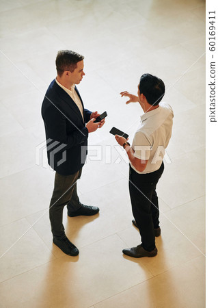 Coworkers discussing new app 60169411