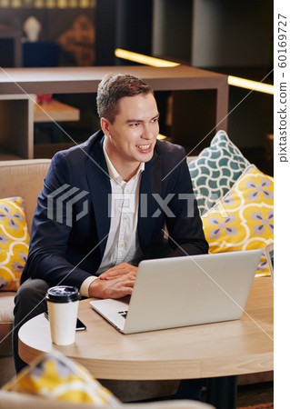 Cheerful businessman at cafe 60169727