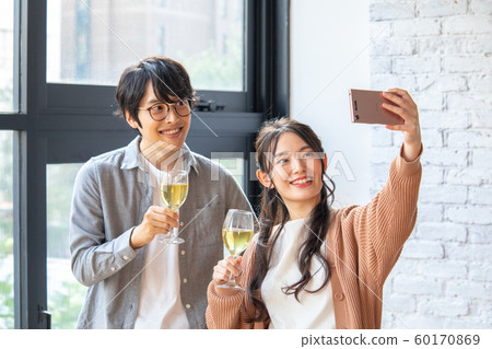兩人採取自拍照 兩人採取自拍照 60170869