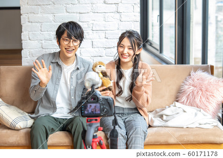 2 people delivering video 60171178