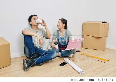 Couple drinking coffee in new apartment 60171424