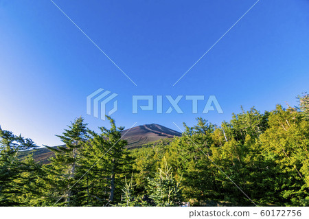 從山梨縣富士山第五階段和富士斯巴魯線（富士吉田）第五階段看峰頂 60172756