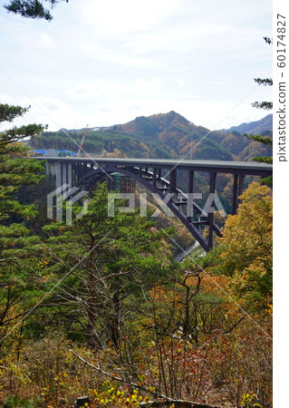 秋天的鹽橋大橋 60174827