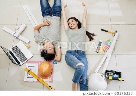 Couple planning home renovation 60176333