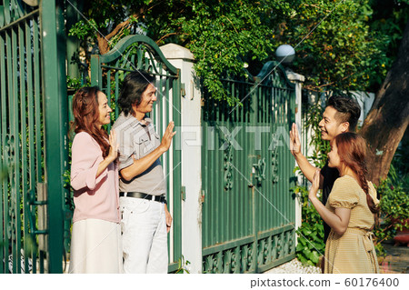 Mature couple meeting children 60176400