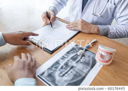 Medical team discussing, health care talking to Medical team discussing, health care talking to 60176445