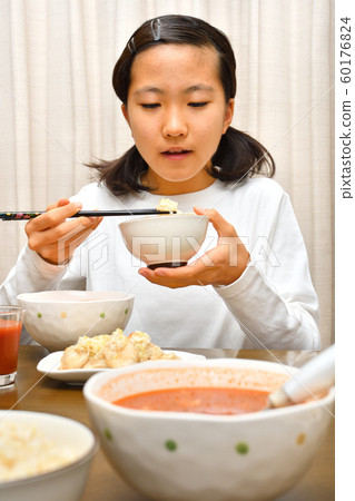 一個吃米飯的女孩 60176824