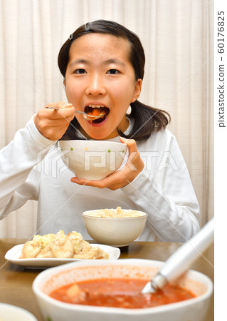 一個吃米飯的女孩 一個吃米飯的女孩 60176825