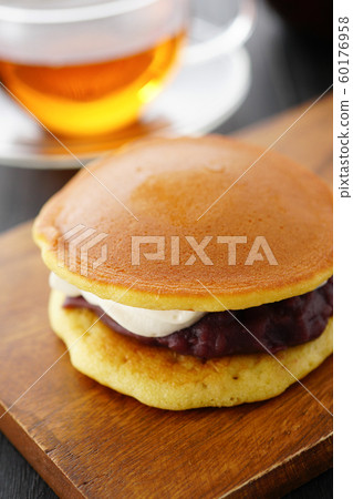 Raw dorayaki 60176958