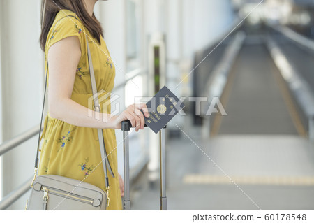 Airport Passage Moving Walk Woman Passport Airport Passage Moving Walk Woman Passport 60178548