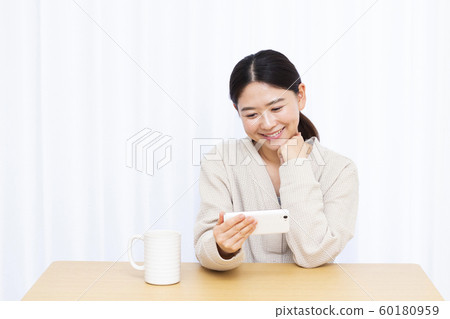 30s woman and smartphone 30s woman and smartphone 60180959