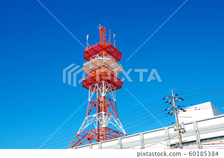 紅色和白色的鋼塔,映襯在藍天下 紅色和白色的鋼塔,映襯在藍天下 60185384