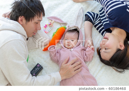 家庭照片睡覺姿勢 家庭照片睡覺姿勢 60186468