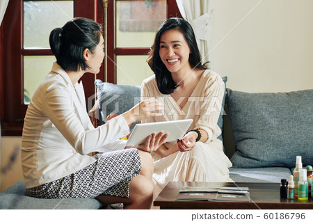 Women discussing new article 60186796