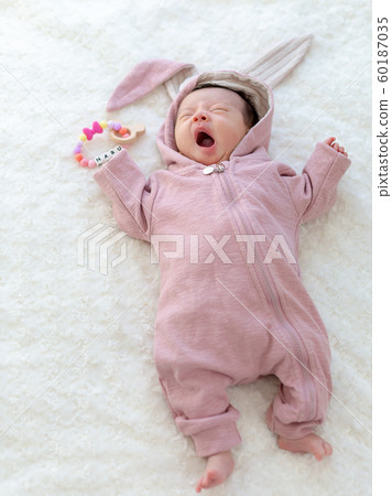 嬰兒穿著兔子服裝 60187035