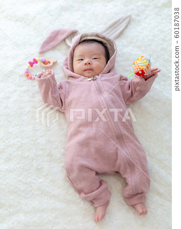嬰兒穿著兔子服裝 嬰兒穿著兔子服裝 60187038