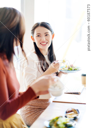 女性辦公室午餐 60187573