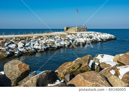 Mole in winter time in Warnemuende, Germany 60190005