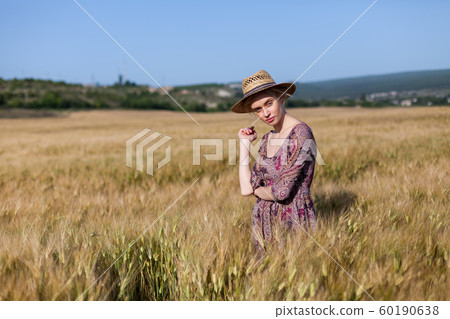 Beautiful fashionable blonde woman in a field of wheat 60190638