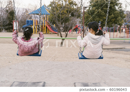 在鞦韆上玩一個女孩的背影 在鞦韆上玩一個女孩的背影 60196043