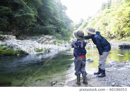 山間溪流釣魚畫像父母子女家庭 山間溪流釣魚畫像父母子女家庭 60196053