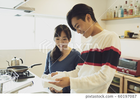 夫婦擦盤子 夫婦擦盤子 60197087