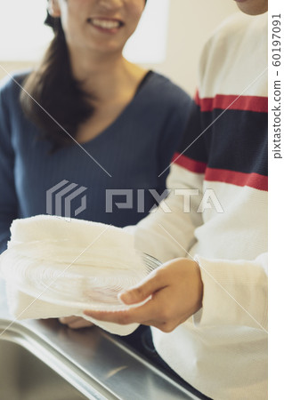 夫婦擦盤子 60197091